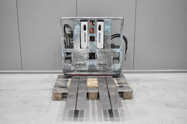 P1137 P1137 - Pantograf s bočním posuvem